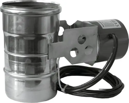 Motorgesteuerte Abgasklappe in metallischer Ausführung, angebaut an ein Gehäuse mit Motor und Kabeln, geeignet zur Integration in Abgasleitungen. Produkt von Wolf.